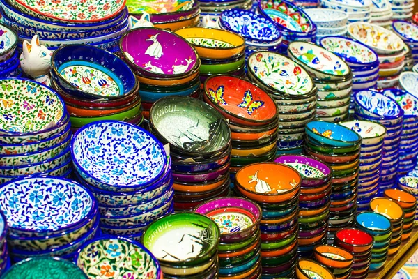 Diferente tipo de utensílios de mesa bonitos no mercado árabe — Fotografia de Stock