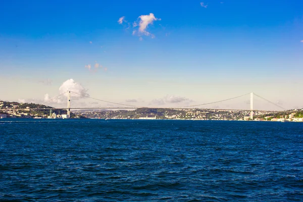 Fatih Sultan Mehmet Puente sobre el Estrecho del Bósforo en Estambul, Turquía . — Foto de Stock
