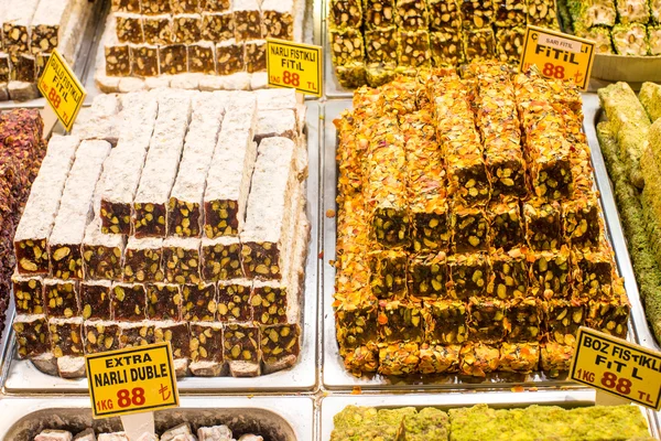 Bonbons turcs traditionnels sur le marché d'Istanbul — Photo