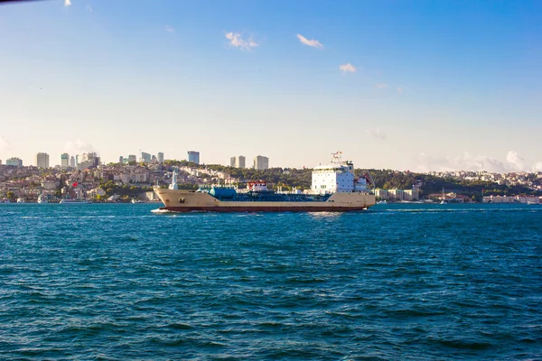 Корабель пожежників передає танкер нафтопродуктів — стокове фото