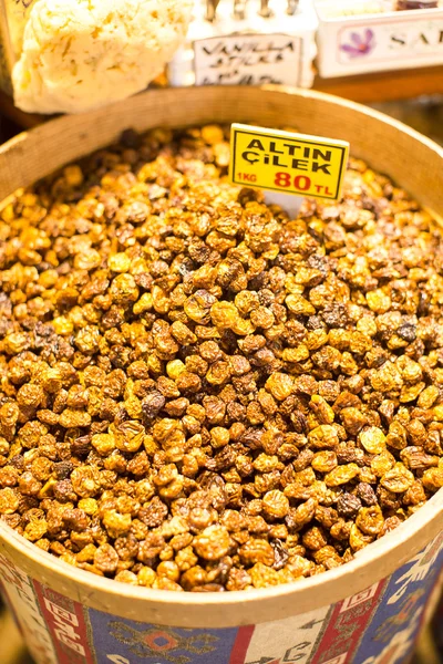 Piyasada büyük sepet içinde farklı üzüm karışımı — Stok fotoğraf