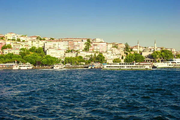 Panorama der schönen stadt istanbul am bosporus — Stockfoto