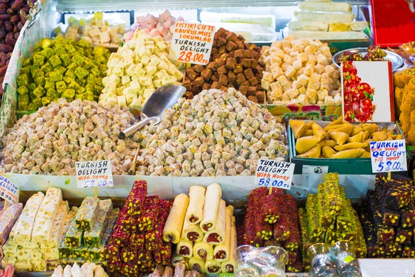 Piyasada geleneksel Türk tatlıları — Stok fotoğraf