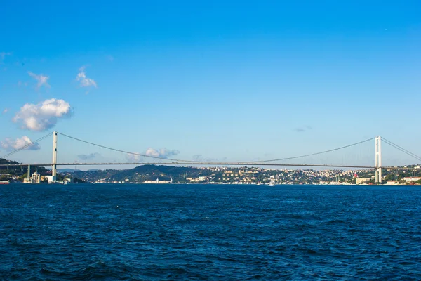 Fatih Sultan Mehmet Puente sobre el Estrecho del Bósforo en Estambul, Turquía . — Foto de Stock