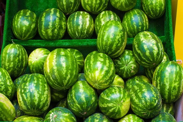 Grandes melancias verdes doces no mercado turco — Fotografia de Stock