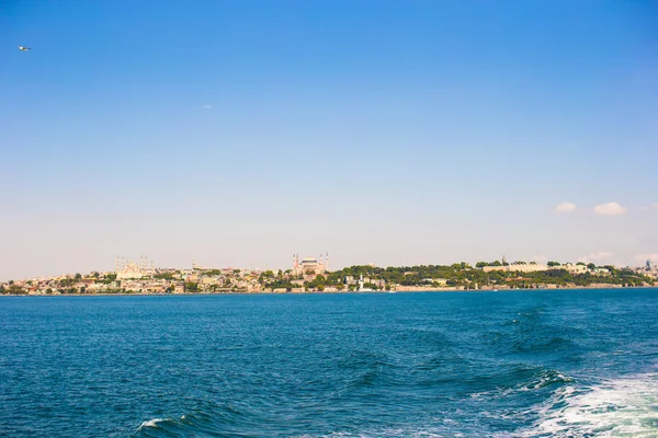 Topkapipalatset en bostad av de osmanska sultanerna, Visa från golden horn i istanbul, Turkiet — Stockfoto