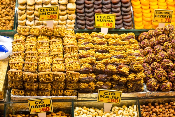 Турецкие сладости на рынке — стоковое фото