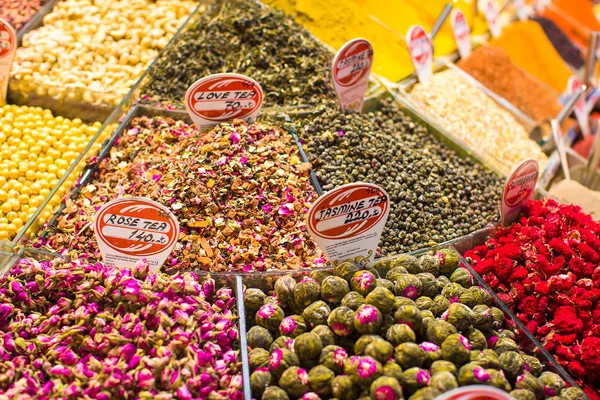 Different sorts of tea and spices on the Egyptian bazaar in Istanbul — Stock Photo, Image