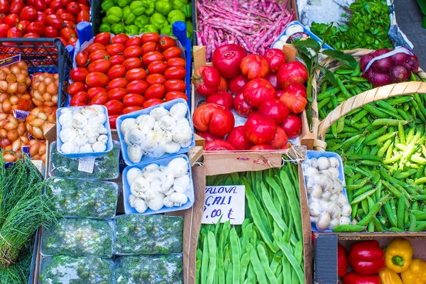 Fruits and vegetables at a farmers market — Stock Photo, Image