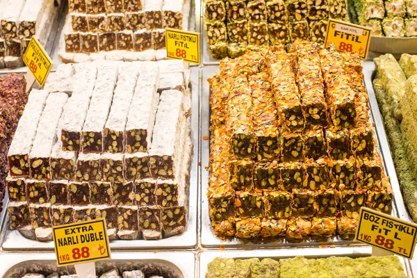 Dulce de baklava turca hecho con miel y pistachos — Foto de Stock