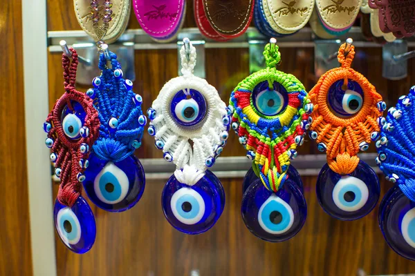 Amuletos do mau-olhado no mercado em Istambul — Fotografia de Stock