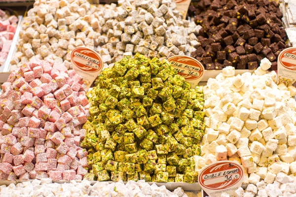 Традиційні турецькі солодощі на ринку — стокове фото