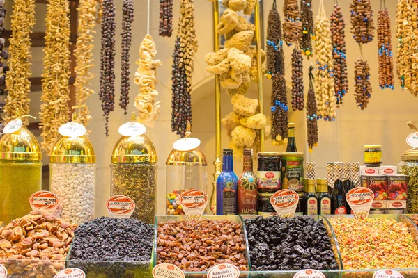 Bonbons turcs traditionnels sur le bazar égyptien d'Istanbul — Photo