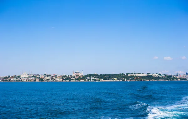 Topkapipalatset en bostad av de osmanska sultanerna, Visa från golden horn i istanbul, Turkiet — Stockfoto