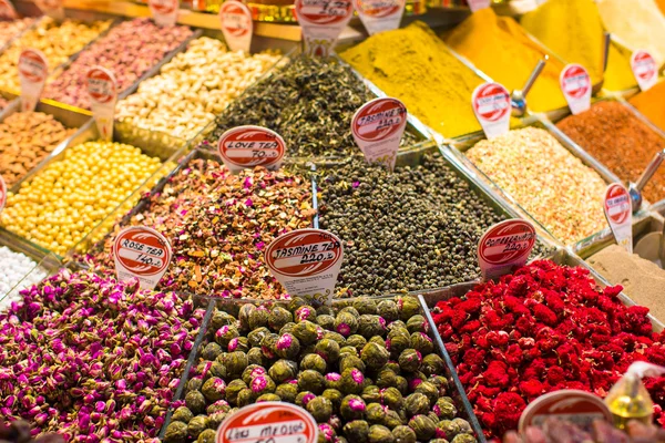 Especias típicas y tés a la venta en los mercados turcos — Foto de Stock