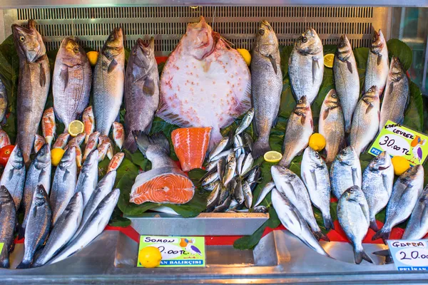 Mercato del pesce con pesce di mare fresco — Foto Stock