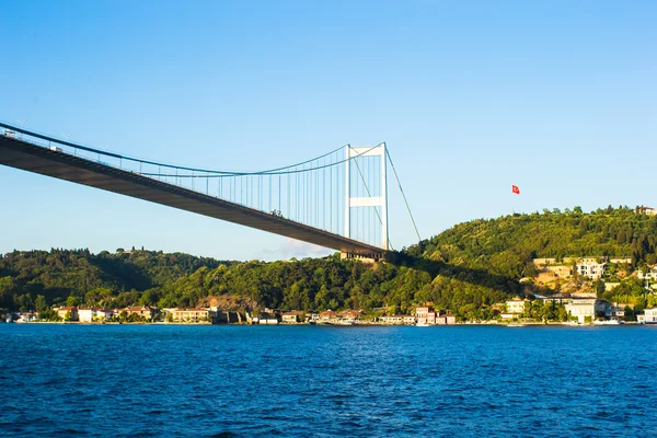 Fatih Sultan Mehmet Puente sobre el Estrecho del Bósforo en Estambul, Turquía . — Foto de Stock