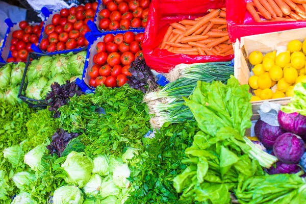 Frutas e produtos hortícolas num mercado de agricultores — Fotografia de Stock
