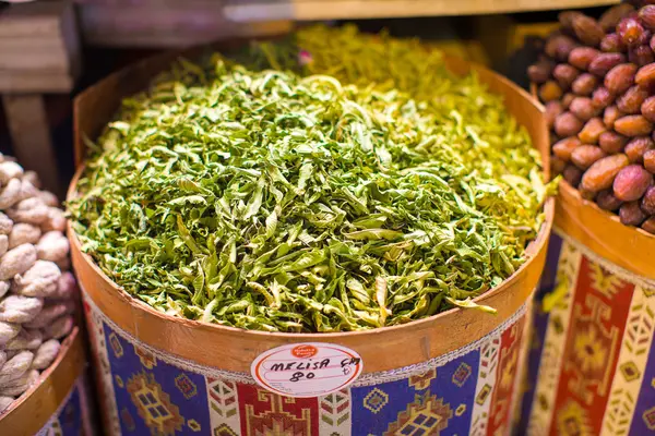 Diferentes tipos de té en el bazar egipcio en la cesta grande — Foto de Stock
