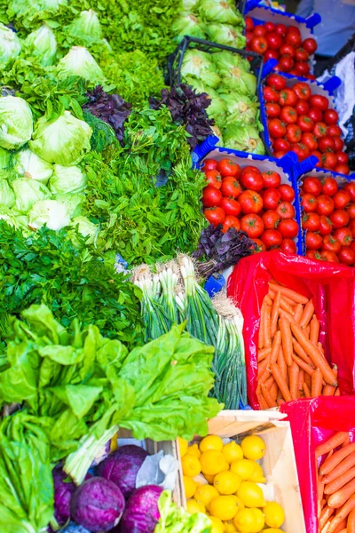 Frutas e produtos hortícolas num mercado de agricultores — Fotografia de Stock