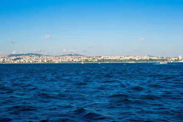 Panorama de la hermosa ciudad de Estambul en el Estrecho del Bósforo — Foto de Stock