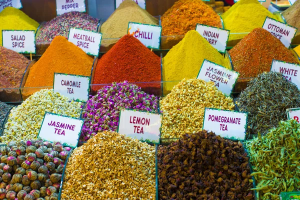 Diferentes tipos de té en el bazar egipcio en Estambul — Foto de Stock