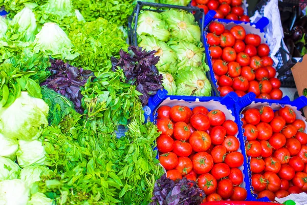 Frutas e produtos hortícolas num mercado de agricultores — Fotografia de Stock