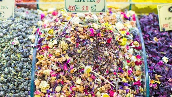 Different sorts of tea on the Egyptian bazaar in Istanbul — Stock Photo, Image