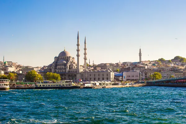 View of the old town and beautiful mosque in Istanbul — Stock Photo, Image