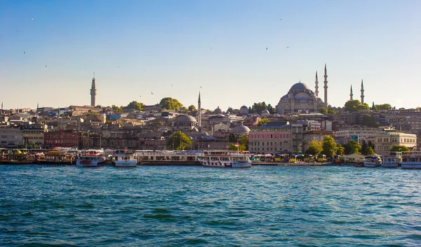 View of the old town and beautiful mosque in Istanbul — Stock Photo, Image