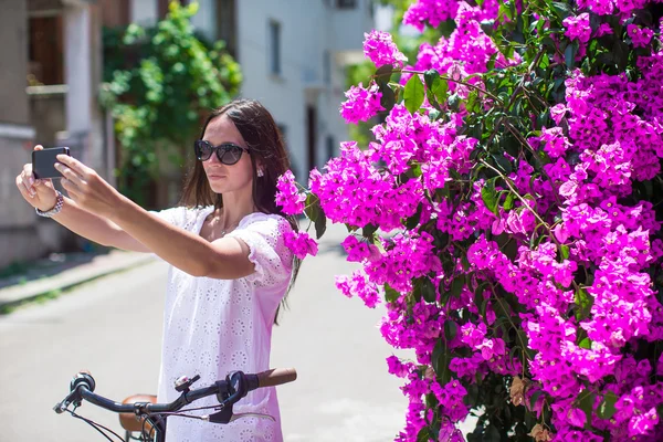 Junges Mädchen macht Selfie mit Handy in einem tropischen Resort — Stockfoto