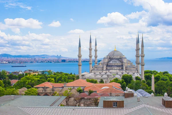 Pemandangan indah yang luar biasa dari Blue Mosque dari teras hotel — Stok Foto
