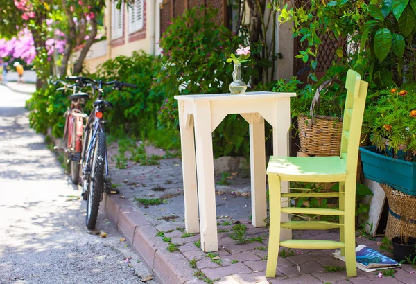 Lindo verano vacío café al aire libre en la ciudad turística —  Fotos de Stock