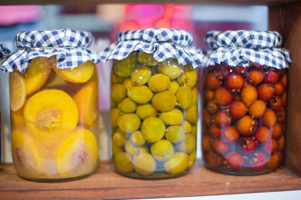Verdure e frutta in salamoia sul mercato aperto — Foto Stock