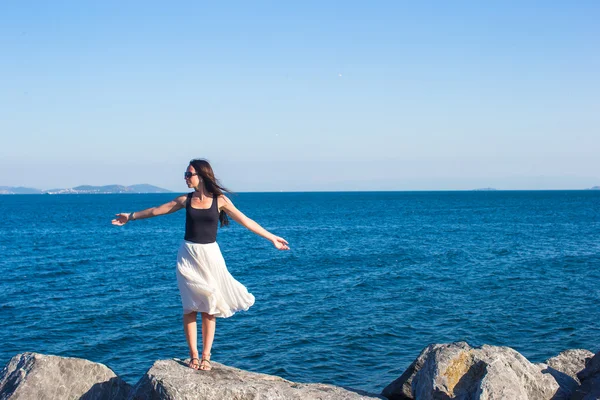 年轻漂亮的女性，在暑假期间在博斯普鲁斯海峡附近 — 图库照片