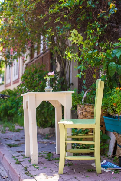 Lindo verano vacío café al aire libre en la ciudad turística —  Fotos de Stock