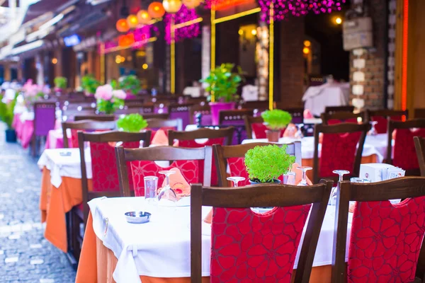 Sommer-Open-Air-Restaurant in der Touristenstadt Istanbul — Stockfoto