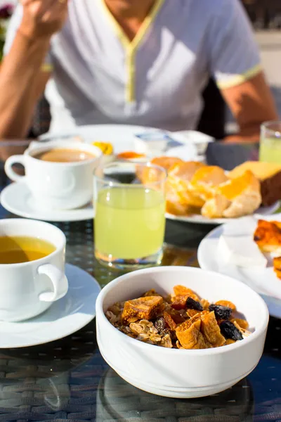 Здоровий сніданок на столі крупним планом на курорті — стокове фото