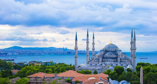 Pemandangan indah yang luar biasa dari Blue Mosque dari teras hotel — Stok Foto