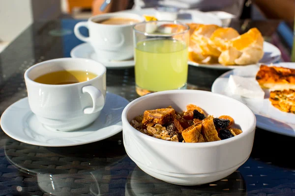 Sağlıklı bir kahvaltı masasında Restoran beldesinde kapatın — Stok fotoğraf