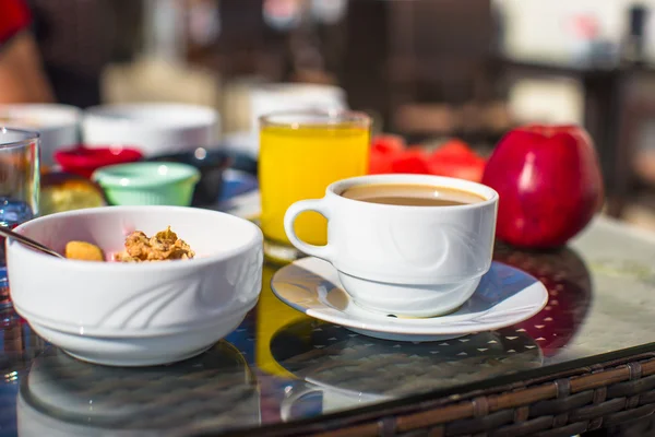 Colazione sana sul tavolo da vicino nel restaraunt resort — Foto Stock