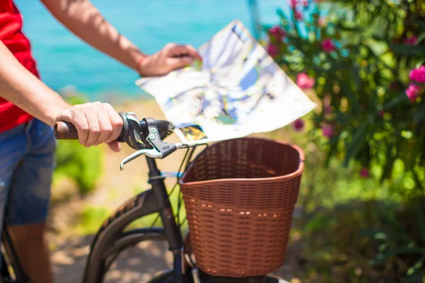 Young traveling man with map of the island bicycling — Stock Photo, Image