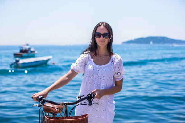 Porträt einer hübschen Frau auf dem Fahrrad im Sommerurlaub — Stockfoto