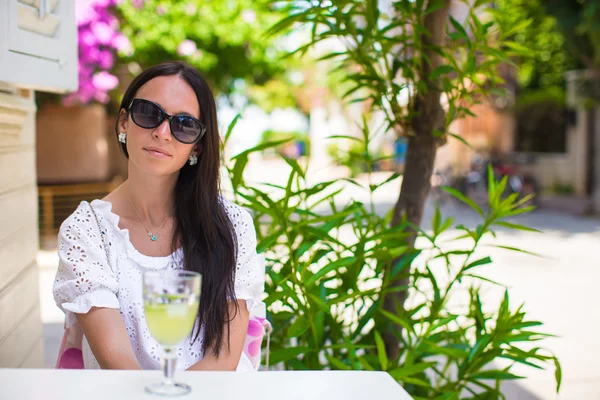 Junges Mädchen in offenem Café wartet auf ihr Gericht — Stockfoto