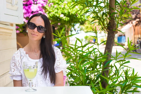 Mooi meisje in openlucht café genieten van haar vakantie — Stockfoto