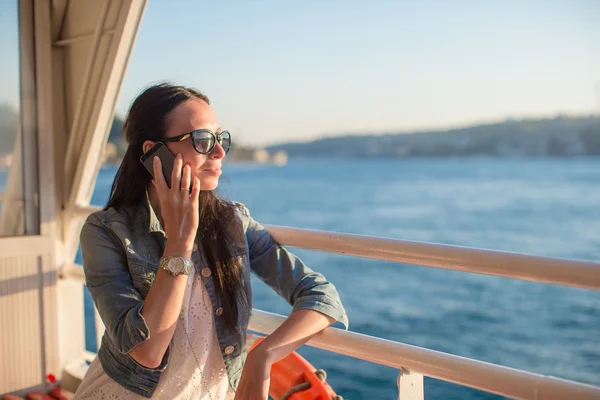 Young beautiful woman talking on her phone — Stock Photo, Image