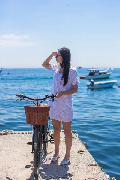 Güzel bir kadın üzerinde bisiklet summmer tatil arka planda se — Stok fotoğraf