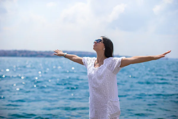 Jonge aantrekkelijke vrouw tijdens de zomervakantie in de buurt van Bosporus — Stockfoto