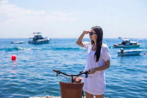 Mujer bonita en bicicleta en vacaciones de verano — Foto de Stock