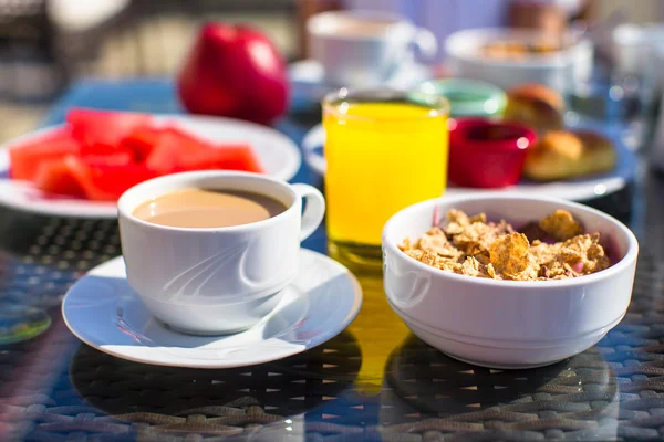 Heerlijk ontbijt met vlokken, gedroogde vruchten en cup van cacao — Stockfoto